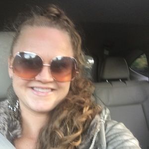 Meet your Posher, Caitlin